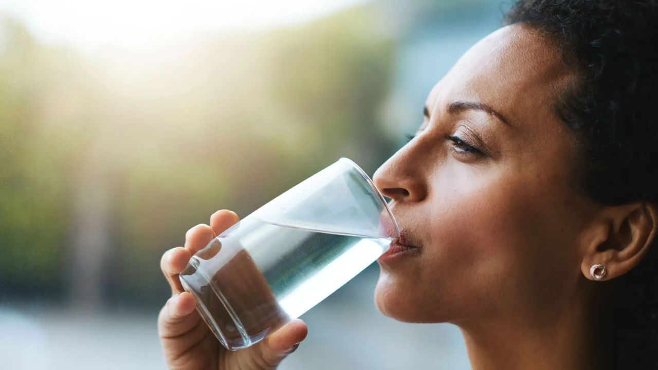 Early morning in empty stomach water drinking benefits ayurvedic health tips